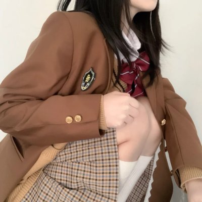 微光下的蓝色男孩